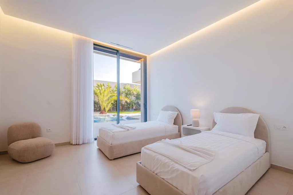 Chambre à deux lits avec vue sur le jardin