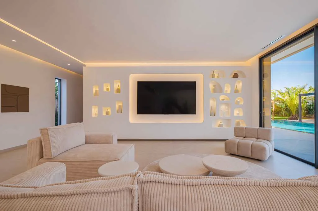 Salon contemporain ouvert sur la piscine