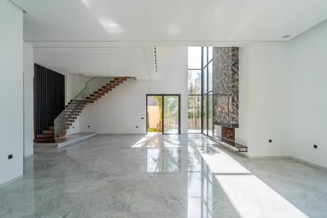 Salon et escalier