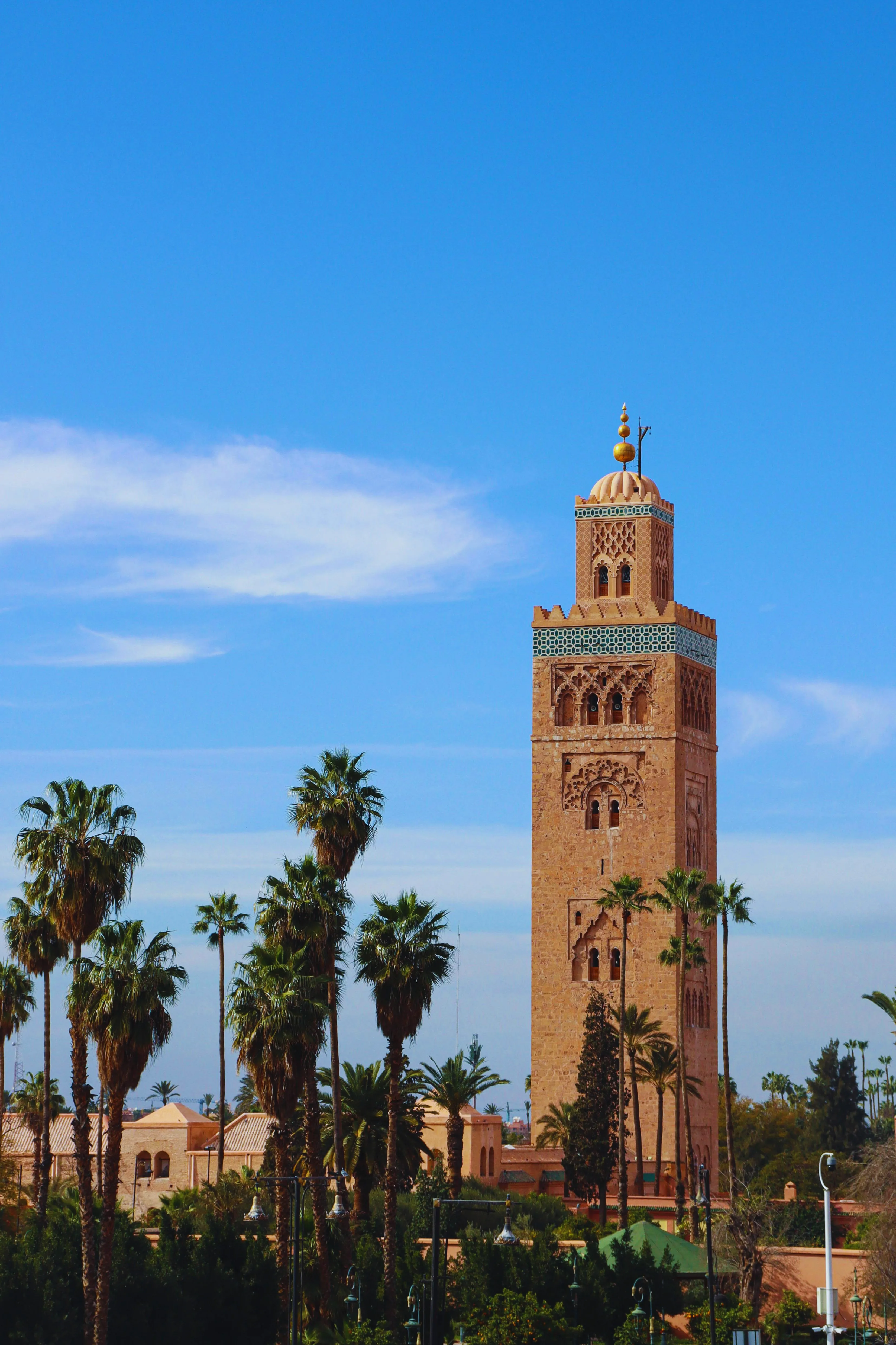 La Koutoubia de Marrakech entourée de palmiers sous un ciel bleu