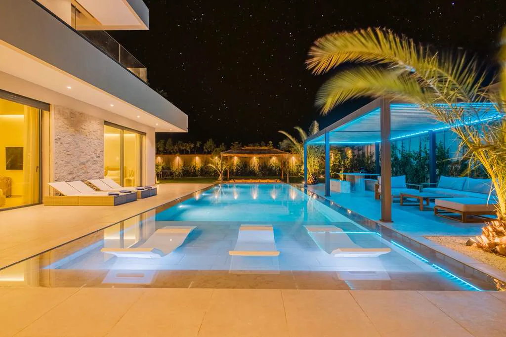 Piscine éclairée de la Villa Marbella de nuit