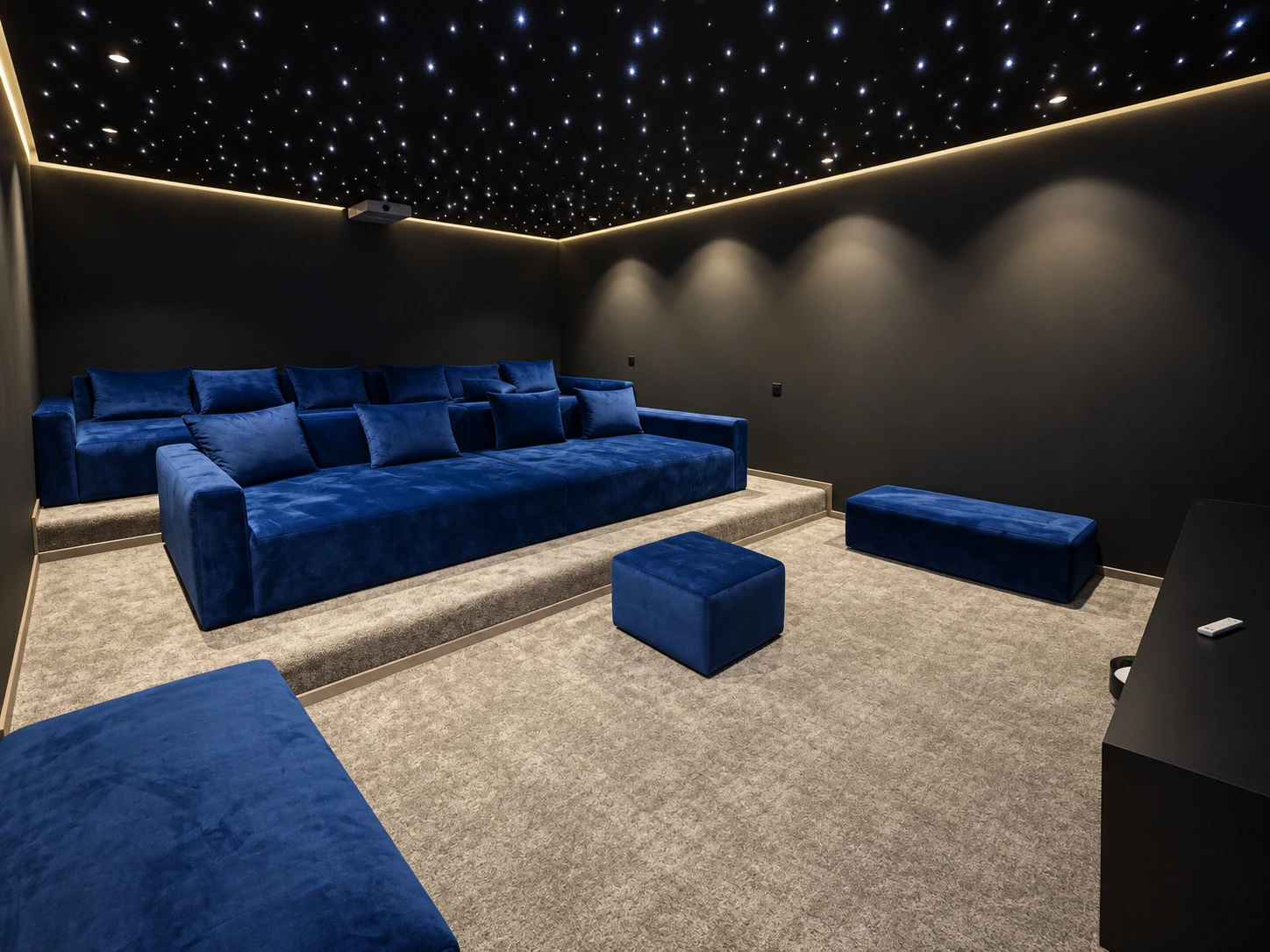 Cinéma privé avec canapés dans la villa meublée