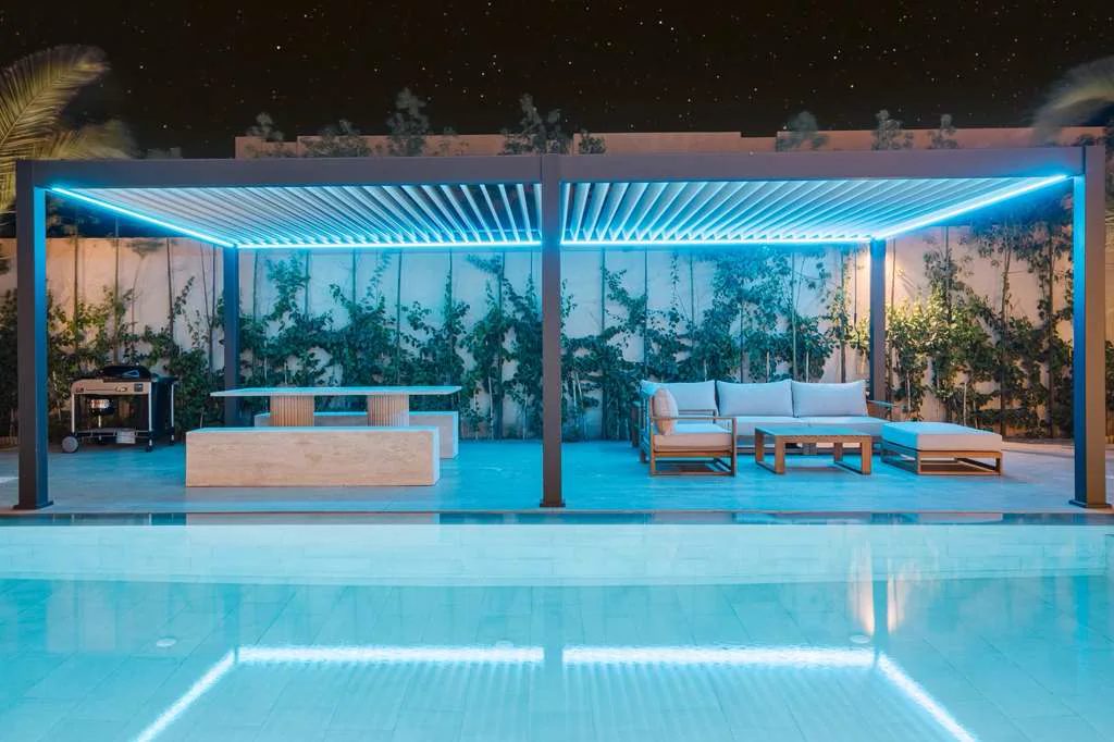 Pergola bioclimatique et salon extérieur au bord de la piscine