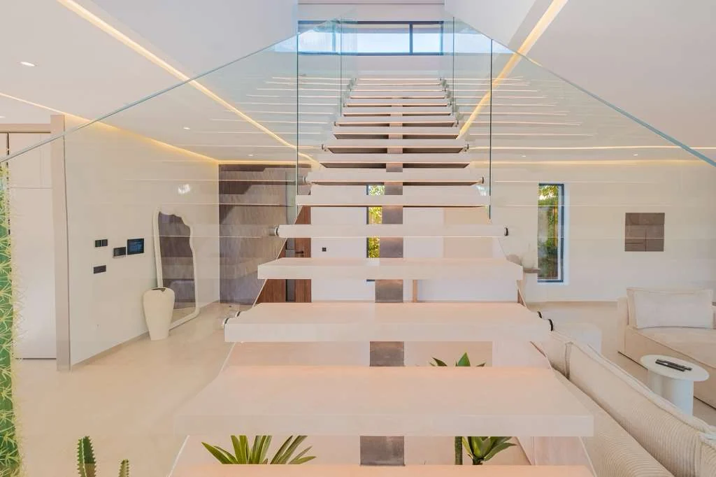 Escalier suspendu en verre de la Villa Marbella