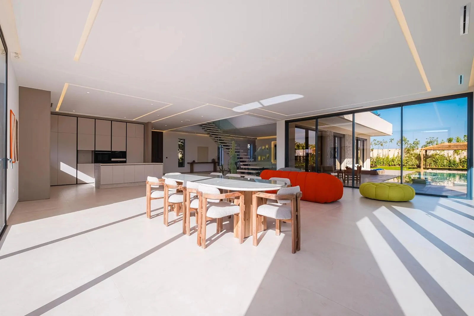 Salle à manger et cuisine américaine ouverte de la Villa Marbella