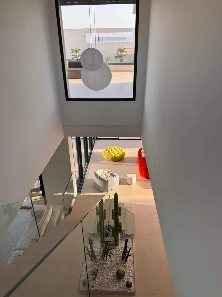 Escalier et patio intérieur avec cactus