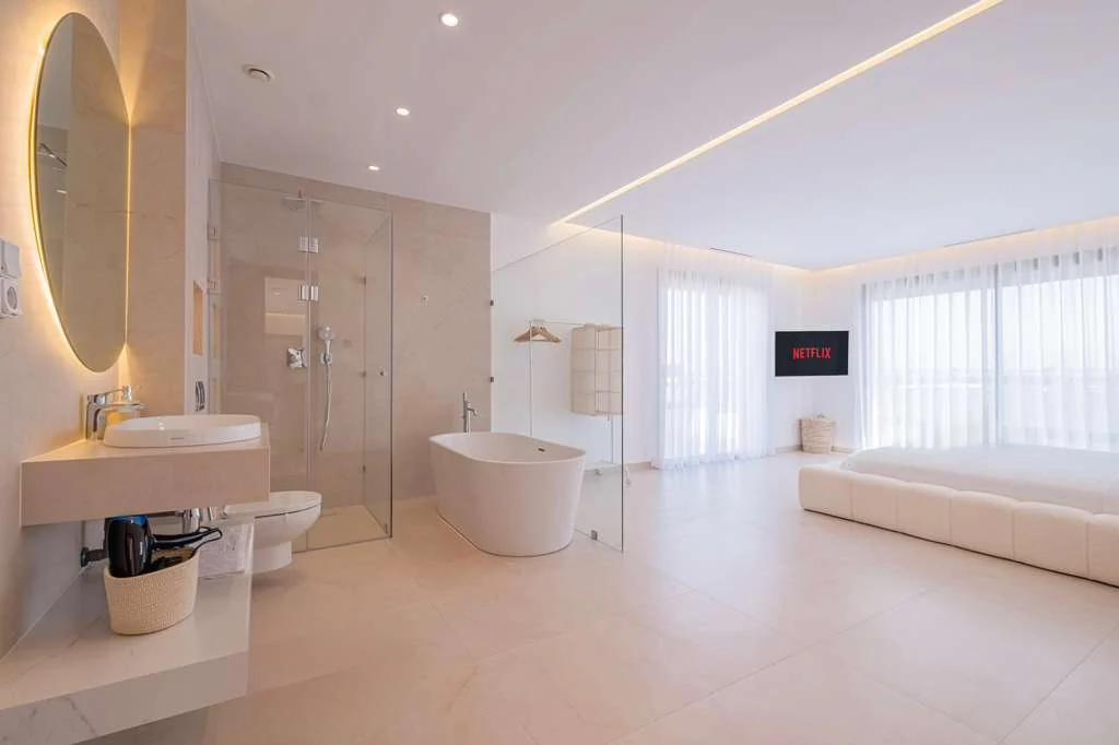 Suite parentale avec salle de bain ouverte à Marrakech