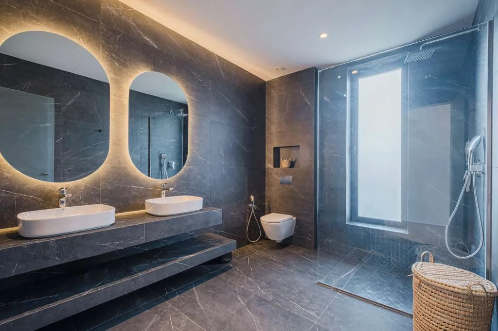 Salle de douche en marbre avec double vasque