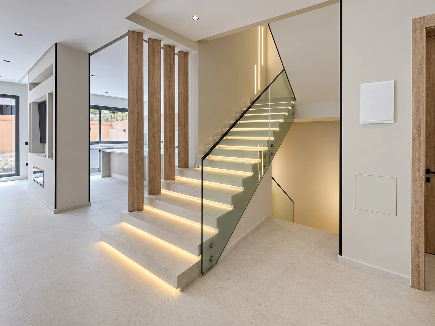 Escalier intérieur éclairé de la villa sur trois niveaux