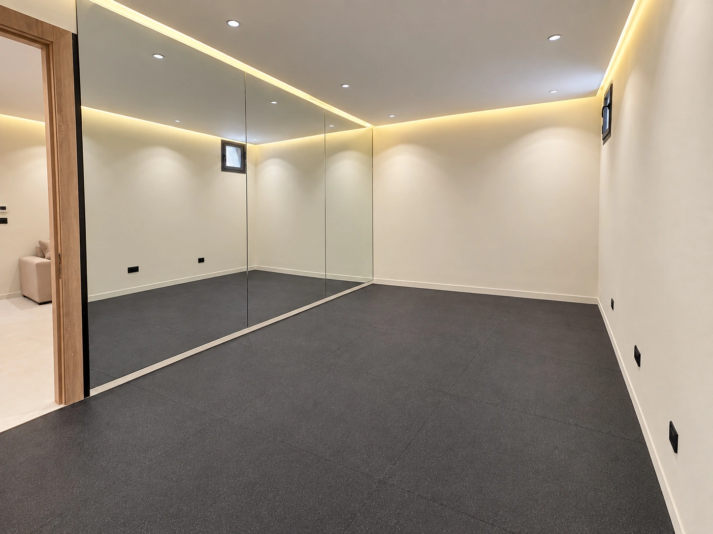 Salle de sport privée avec miroirs à Marrakech